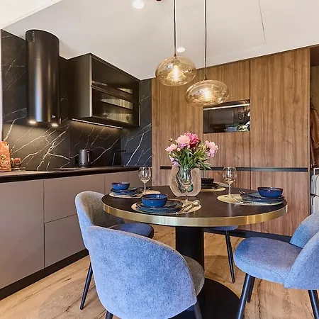 Golden Hour Apartments- Loft H 214 シフィノウイシチェ