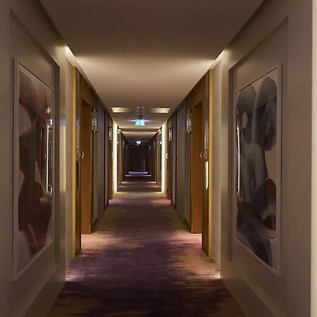 Golden Hour Apartments- Loft H 214 アパート シフィノウイシチェ