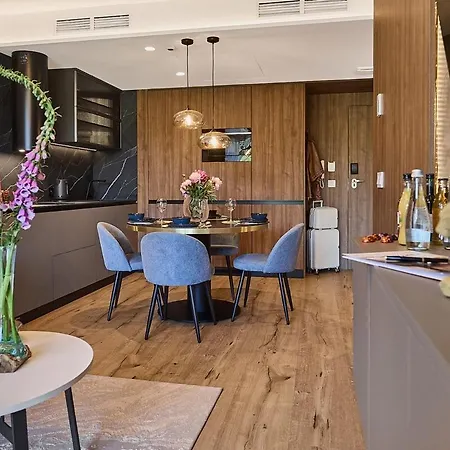 アパート Golden Hour Apartments- Loft H 214 シフィノウイシチェ